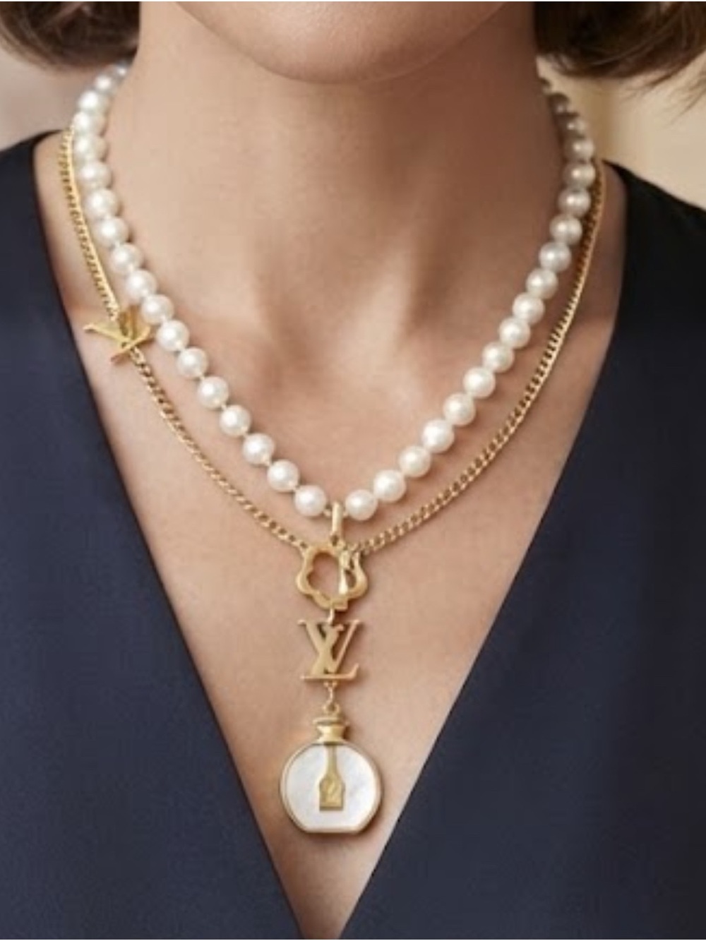 Brand New !!  White Pearl and Gold Chain Pendant Necklace